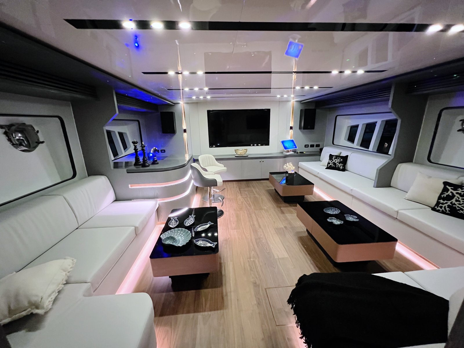 75ft Luxury Yacht View